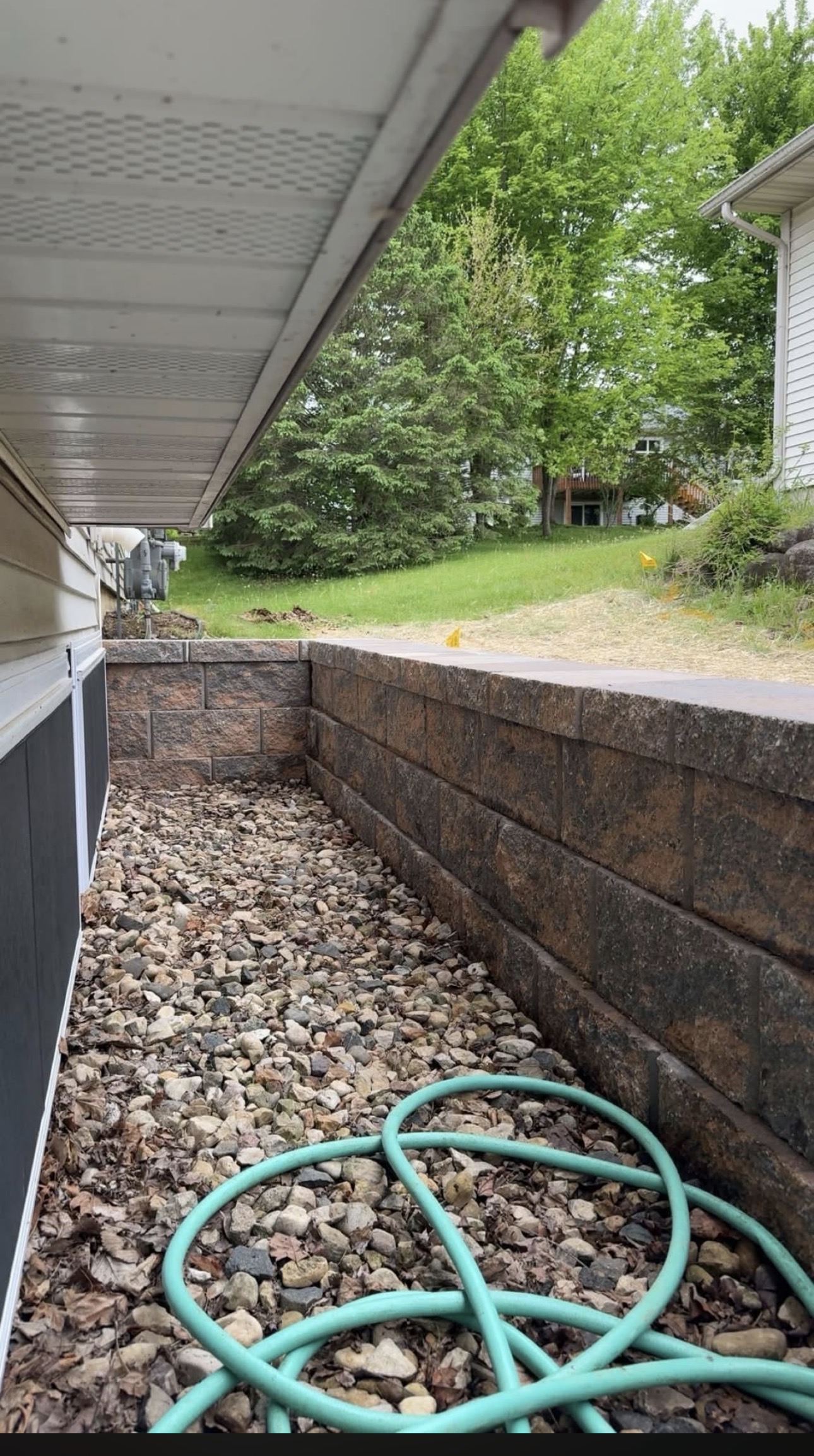 Segmental block retaining wall along home foundation